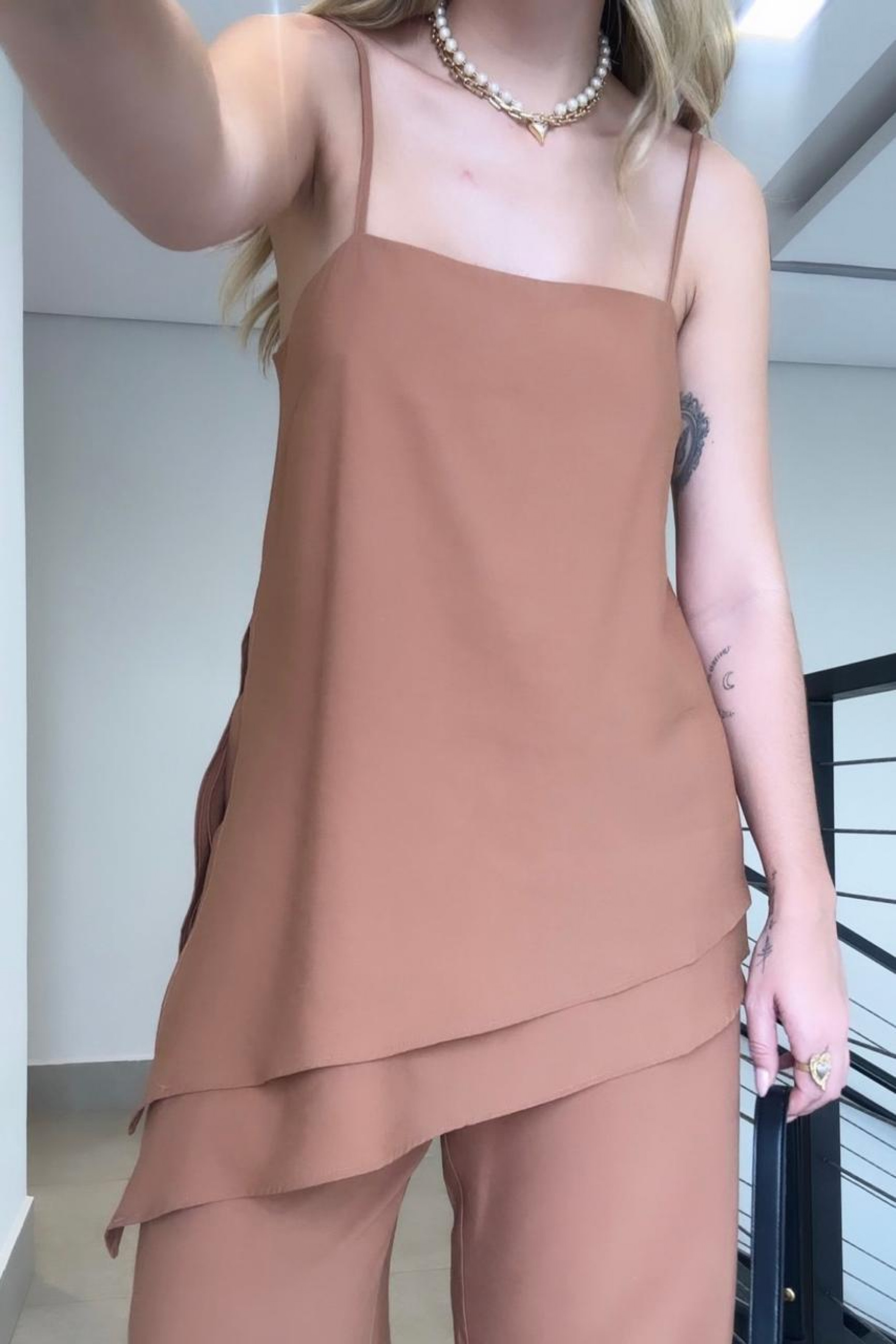 Blusa Assimétrica Alça Newtok Castanho